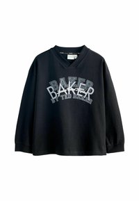 Czarna długorękawowa bluza z dekoltem w serek, z białym i metaliczno-szarym napisem "BAKER by TED BAKER" w różnych rozmiarach i stylach.