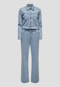 Lichtblauwe denim jumpsuit met een kraagontwerp, knoopsluiting, twee borstzakken en wijde pijpen, met een gladde textuur.
