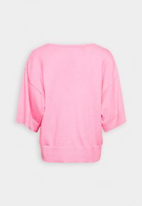 Vue arrière d'un pull rose ample à manches courtes avec un col large et un ourlet côtelé sur fond blanc.