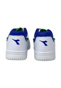 Witte sportschoenen met blauwe accenten en groene details. Gladde synthetische materialen met een ronde neuzen en een gestructureerde rubberen zool.