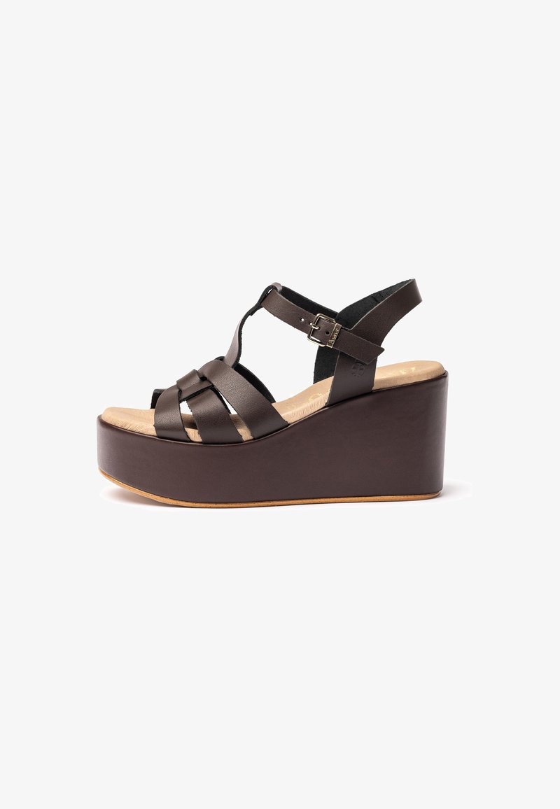 Sandales compensées en cuir marron avec une semelle plate-forme, dotées de brides entrecroisées et d'une boucle ajustable pour un maintien sécurisé.