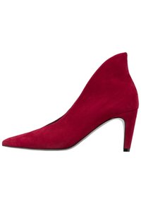 Zapato de tacón stiletto de ante rojo con punta afilada y un diseño elegante. Presenta un tacón de altura media y una textura suave.