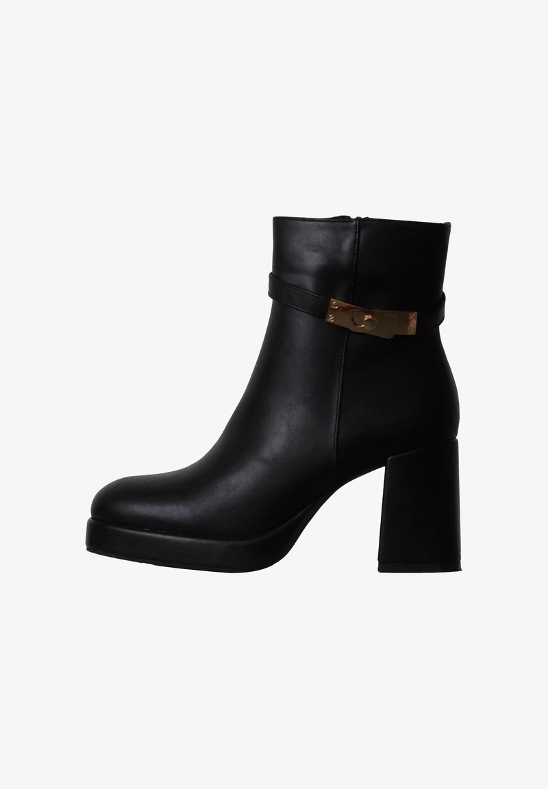 Bottine noire en cuir avec talon bloc, fermeture éclair latérale et boucle décorative dorée sur la sangle autour de la cheville.