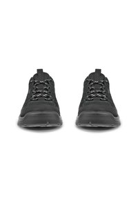 Zapatillas deportivas negras con un upper texturizado, punteras reforzadas y cordones en contraste. Presentan una suela acolchada y lengüetas de agarre.