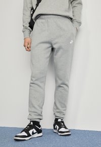Nike Sportswear - CLUB - Tracksuit bottoms - dark grey heather Thumbnail Image 1