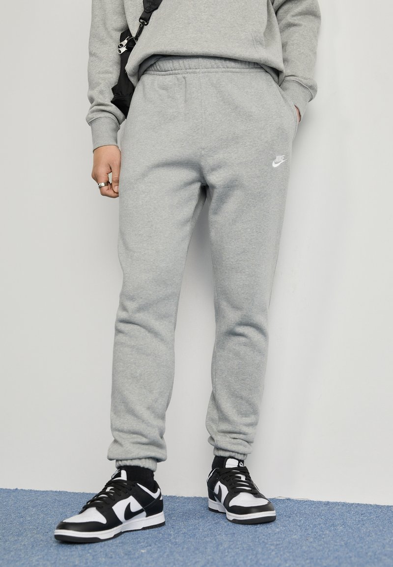 Nike Sportswear - CLUB - Tracksuit bottoms - dark grey heather, Enlarge