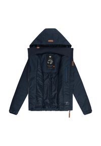 Granatowa kurtka z odpinanym kapturem, zamkiem błyskawicznym z przodu i ściągaczami na mankietach. Posiada gładką podszewkę wewnętrzną oraz mały logotyp przy krawędzi.