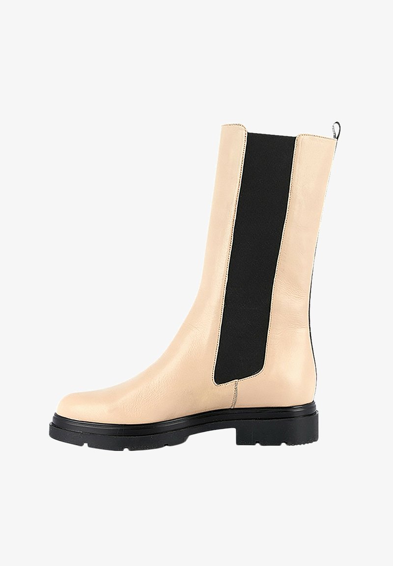 Botas de tobillo de cuero beige con un caña alta, que presentan paneles laterales elásticos negros, un acabado texturizado y una suela de goma negra duradera.