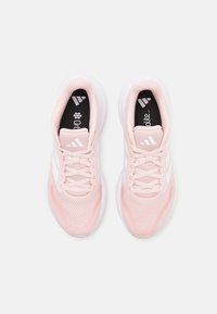 Lichtroze sport schoenen met een bovenwerk van mesh, witte accenten en veters. Voorzien van een gevoerde zool en branding op de zwarte gevoerde binnenzool.