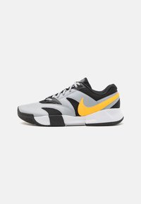 Nike Performance COURT LITE 4 - Tenisice za sve terene - black/laser orange/wolf grey/white