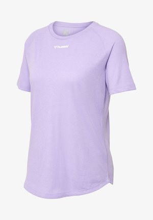 Hellblaue Damen-Sport-T-Shirt aus atmungsaktivem Material, mit rundem Hals, kurzen Ärmeln und einem weißen Logo auf der Vorderseite.