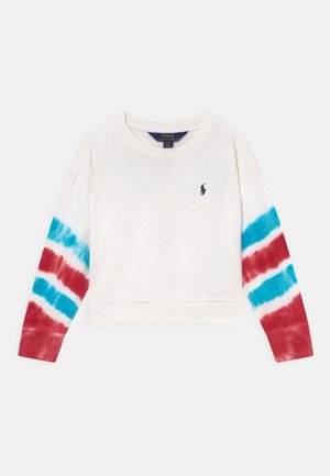 Sweat-shirt blanc col rond avec des rayures tie-dye bleues et rouges sur les manches et un petit logo Polo Ralph Lauren bleu marine sur la poitrine.