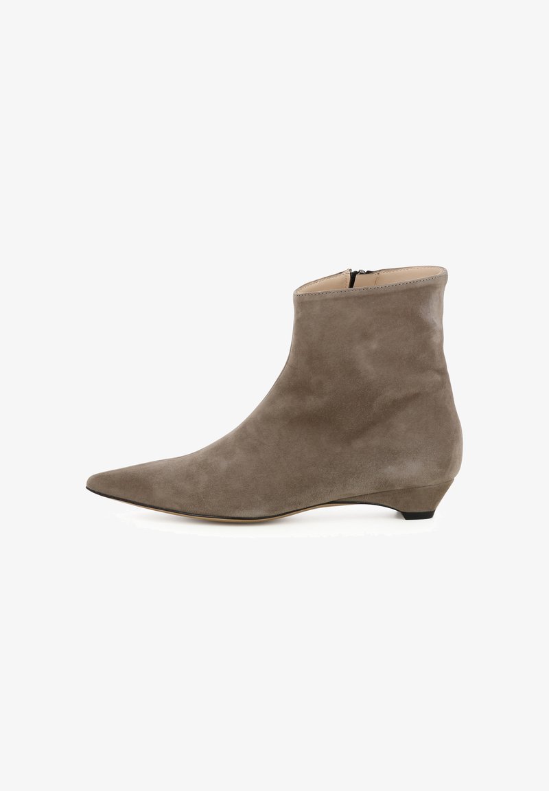 Stivale alla caviglia in suede taupe con punta affilata e tacco a cuneo basso. Chiusura con zip laterale e texture matte liscia. Design minimalista.