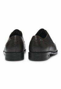 Scarpe nere in pelle con finitura testurizzata, design arrotondato e suole in gomma nera. Marchio Gore-Tex visibile sul lato.