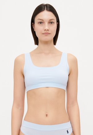 Lichtblauw, getailleerd crop top met een vierkante halslijn en brede bandjes, gemaakt van een soepele, rekbare stof. Geen zichtbare hardware of patronen.