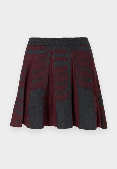 Pletená mini sukňa so skladmi s bordovým a tmavošedým abstraktným vzorom a rebrovaným pásom.
