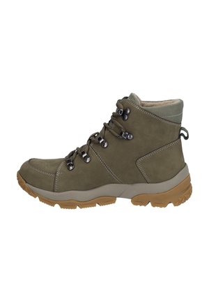 Grüner Lederwanderschuh mit hohem Design, Gummisohle, Metallösen und gepolstertem Kragen, mit kontrastierenden hellgrauen Akzenten.