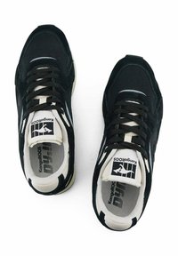 Sneaker nere in suede e mesh con suola in gomma bianca, dotate di un'etichetta con logo in bianco e nero sulla linguetta e dettagli bianchi sui lati.