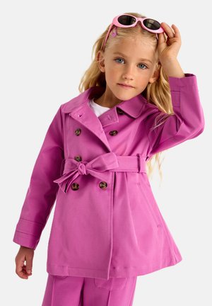 Trench coat rosa doppiopetto con cintura annodata, grandi bottoni marroni e orlo svasato. Tessuto liscio, maniche lunghe e dettagli sul colletto.