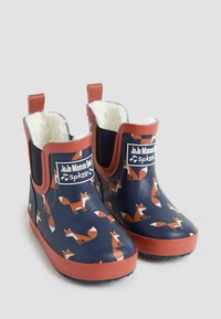 Botas de tobillo impermeables azules con acentos rojos y un forro de piel sintética blanca. Decoradas con patrones de zorros naranjas, adecuadas para el clima húmedo.