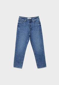 Jean en denim bleu avec légère usure, coupe droite, poches avant et fermeture à boutons, posé à plat sur un fond blanc.