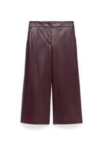 Breda burgundröda läderbyxor med cropped längd, hög midja och framknäppning, visade mot en vit bakgrund.