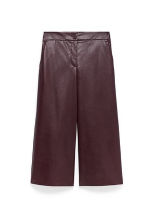 Pantalons croisés en cuir bordeaux à taille haute et fermeture à bouton à l'avant, présentés sur un fond blanc.