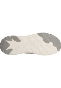 Sportschuhsohle mit strukturiertem Design in Grau und Weiß, ausgestattet mit einer gummierten Laufsohle mit Muster für Griffigkeit und Flexibilität.