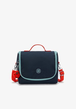 Sac messenger de marine avec des bordures bleu clair, une poignée rouge et une sangle, doté d'un accessoire porte-clés en forme de singe, en tissu et avec une fermeture à rabat.