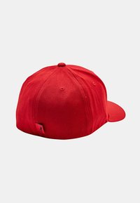 Cappello da baseball rosso con una corona arrotondata, realizzato in tessuto di cotone, dotato di una visiera piatta. Piccola etichetta con logo sul lato sinistro posteriore.