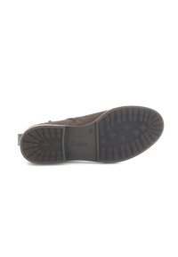 Semelle de chaussure en cuir brun avec un motif de grip texturé et un logo embossé. Dotée d'un talon bas pratique et d'une languette latérale pour un enfilage facile.