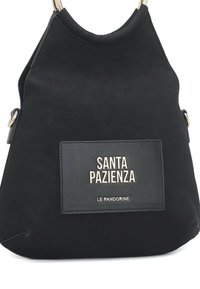 Borsa nera in materiale morbido, con una toppa rettangolare con la scritta "SANTA PAZIENZA" in lettere dorate e una parte superiore arrotondata.