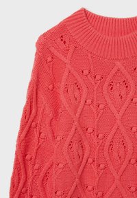 Maglione a maglia corallo con un design testurizzato caratterizzato da motivi a diamante e accenti floreali. Collo a coste e morbida texture del tessuto.