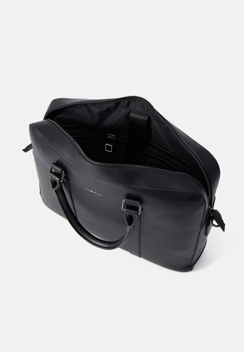 Schwarze Leder-Laptoptasche mit Reißverschluss, doppelten Griffen und Innenfächern zur Organisation; glatte Textur und minimalistisches Design.