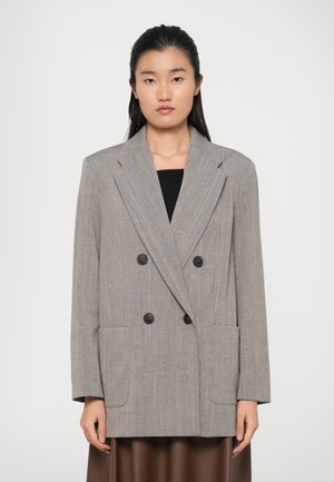 Blazer doppiopetto grigio a righe con revers, caratterizzato da due bottoni neri, tasche frontali e una silhouette rilassata.