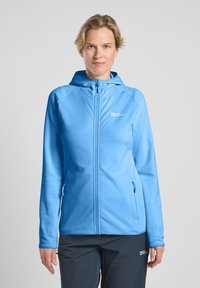 Giacca azzurro chiaro con zip a tutta lunghezza, cappuccio e tasche, realizzata in tessuto liscio. Presenta un logo sul lato sinistro del petto e maniche aderenti.