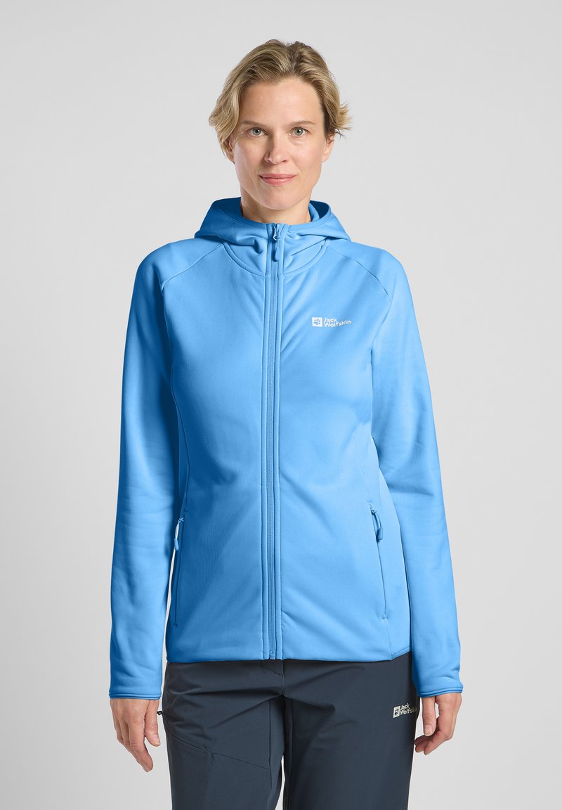 Giacca azzurro chiaro con zip a tutta lunghezza, cappuccio e tasche, realizzata in tessuto liscio. Presenta un logo sul lato sinistro del petto e maniche aderenti.