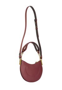 Borsa a tracolla in pelle bordeaux con forma curva, doppio manico in bordeaux e nero, dettagli in hardware dorato e finitura testurizzata.