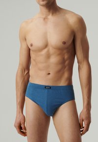 Niebieskie bawełniane slipy z teksturowanym wzorem, elastyczny pas z metką, dopasowany krój i średni stan.