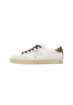 Zapatilla blanca de caña baja con cordones negros, logotipo de calavera y huesos cruzados en el lateral, suela beige y detalle de estampado de leopardo en el cuello del talón.