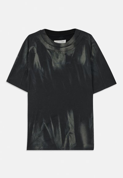 Mustvalge T-särk, millel on veidi läikiv viimistlus, üle mõõtude sobivus, lai kaelus ja peen kortsuline tekstuur. Esiküljel on tume niitidega embroidered "FENG CHEN WANG".