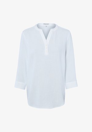 Biała bluzka z długim rękawem, okrągłym dekoltem, plisą na guziki z trzema guzikami oraz delikatną fakturą tkaniny.