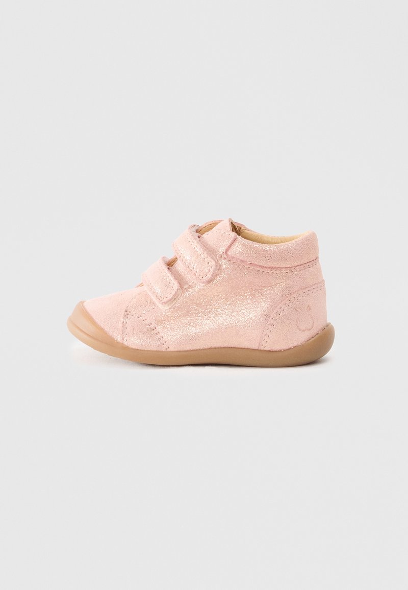 Chaussure pour tout-petit rose à paillettes avec deux bandes Velcro et semelle marron clair, vue de côté sur fond blanc.