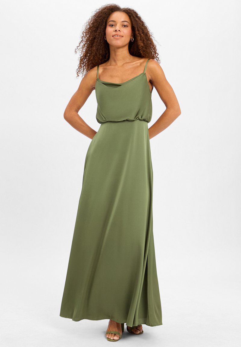 Robe maxi vert olive en tissu lisse, avec des bretelles fines, un décolleté drapé et une taille élastique pour un ajustement décontracté.