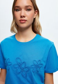 adL SHORT SLEEVE EMBROIDERY - Camiseta estampada - sax