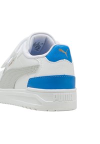 Weißer Sneaker mit hellgrauen Akzenten, blauer Ferseneinsatz und weißer Sohle. Verfügt über einen Klettverschluss und ein goldenes Logo-Detail an der Seite.