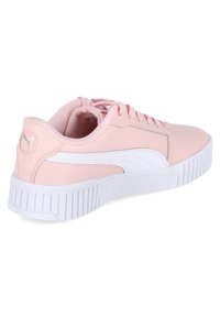Różowe buty sportowe z gładką syntetyczną cholewką, białymi detalami, wyściełanym kołnierzem i teksturowaną gumową podeszwą zapewniającą przyczepność.