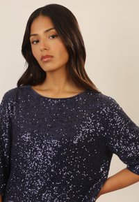 Apart PAILLETTEN - T-shirt con stampa - nachtblau