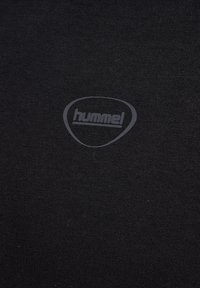 Sort bomuldsstof med et diskret lys gråt "hummel!" logo i oval form. Teksturen er blød og glat.
