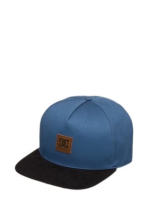 Blauwe snapback pet met zwarte platte klep en een bruin vierkant logo op het voorpaneel.